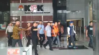Keluar dari Gedung KPK, Fredrich Yunadi Kenakan Rompi Oranye