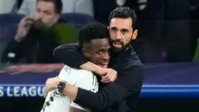 Vinicius Junior dan Alvaro Arbeloa berpelukan dalam laga Real Madrid vs Monaco di Liga Champions, Rabu (21/1/2026). (AP Photo/Jose Breton)