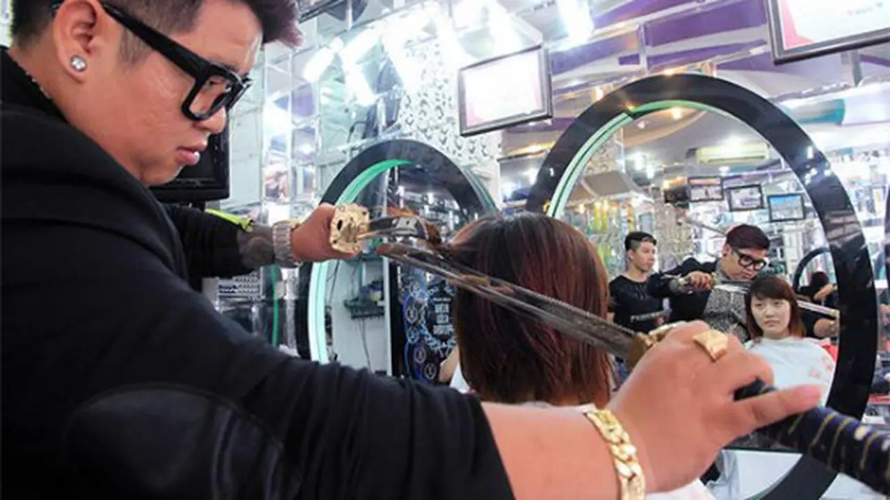 Potong Rambut dengan Pedang Samurai