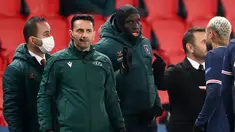 Asisten wasit ke-4, Sebastian Coltescu (kedua dari kiri) tampak di pinggir lapangan bersama striker Istanbul Basaksehir, Demba Ba (tengah) dalam laga lanjutan Liga Champions Grup H antara PSG melawan Istanbul Basaksehir di Parc des Princes Stadium, Selasa (8/12/2020). (AFP/Franck Fife)