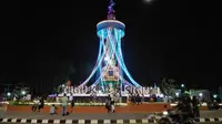 Tugu Keris Siginjai menjadi ikon baru Kota Jambi yang baru saja diresmikan saat malam pergantian tahun. (Liputan6.com/B Santoso)