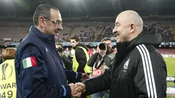 Pelatih Napoli, Maurizio Sarri (kiri) berjabat tangan dengan pelatih Legia Warsaw, Stanislav Cherchesov sebelum pertandingan UEFA Europa League di Stadion San Paolo, Naples, Jumat (11/12/2015) dini hari WIB. (AFP Photo/Carlo Hermann)