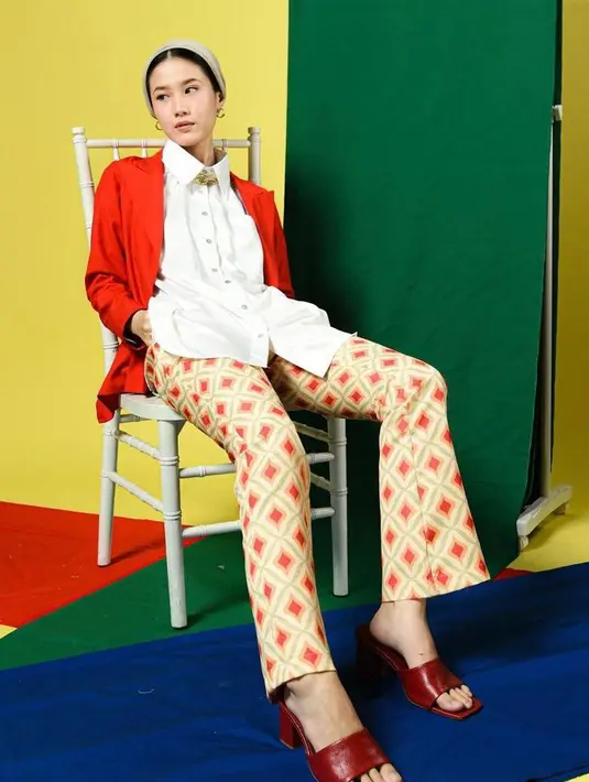 Kemeja yang dipadukan cardigan warna cerah dengan cutbray pants bermotif warna cerah bikin look terlihat kece. (Instagram/sidelinelabel).