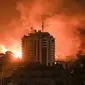 Sepanjang Senin malam, Israel terus menggempur Gaza lewat udara. Sejumlah bangunan sipil seperti masjid sampai tenda pengungsian menjadi sasaran. (MAHMUD HAMS/AFP)