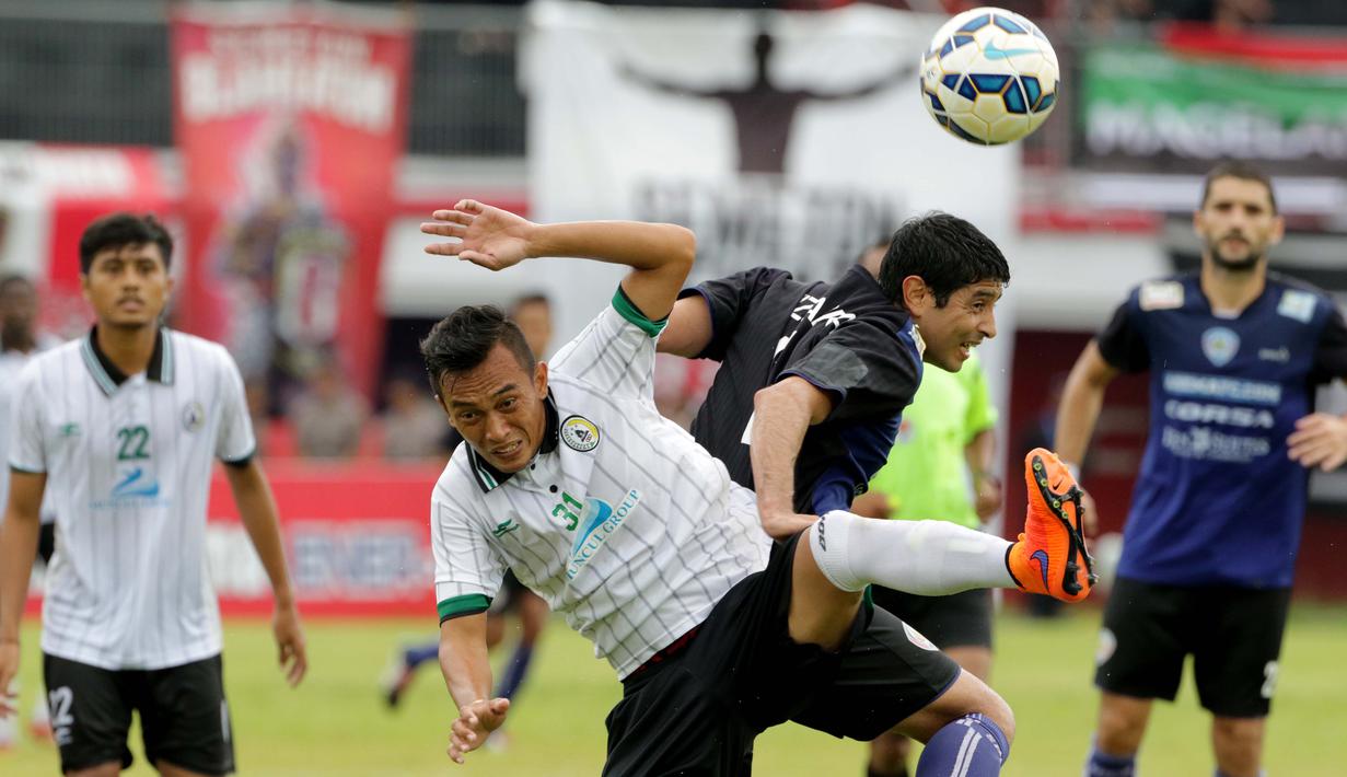 Gelandang Arema Cronus, Esteban Vizcara, berusaha melewati pemain PSS Sleman pada laga Bali Island Cup 2016 di Stadion Kapten I Wayan Dipta, Bali, Minggu (21/2/2016). (Bola.com/Peksi Cahyo)