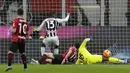 Udinese baru bisa menyamakan skor 1-1 di babak kedua pada menit ke-66. Gol yang berbau kontroversial karena terindikasi handball tersebut dicetak oleh pemain pengganti Destiny Udogie. (AP/Luca Bruno)