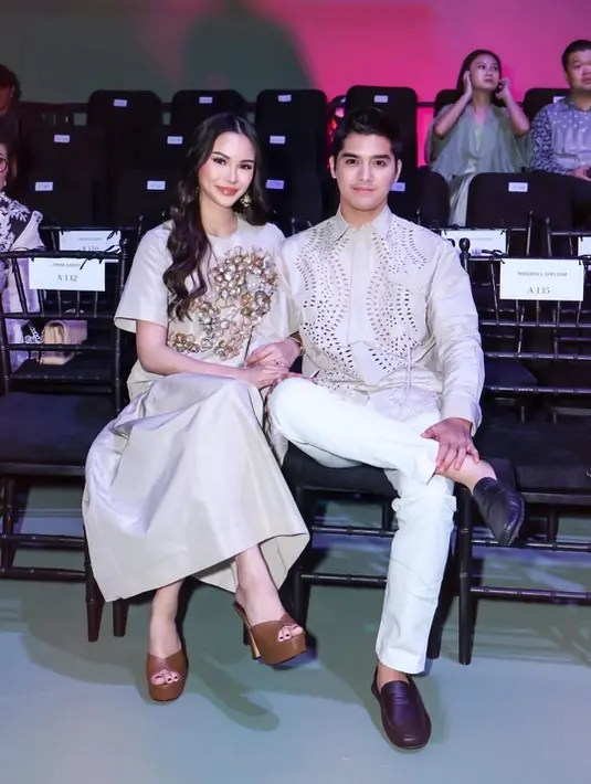 Alyssa Daguise dan Al Ghazali tampil senada dengan busana dari Biyan bernuansa nude. Alyssa kenakan atasan embellishment dan rok maxi [@alyssadaguise]