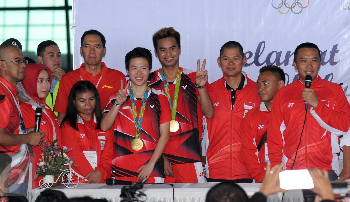 Ganda campuran Indonesia, Lilyana Natsir dan Tontowi Ahmad berfoto bersama saat jumpa persdi Bandara Soekarno Hatta, Banten, Selasa (23/8). Tontowi Ahmad/Lilyana Natsir berhasil meraih emasolimpiade Rio 2016 di Brasil. (Liputan6.com/HelmiFithriansyah)