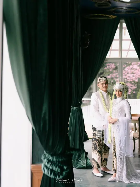 Penampilan cantik Nadia Mustika didukung dengan makeup flawless dan untaian bunga melati [@nadyamustikarahayu]