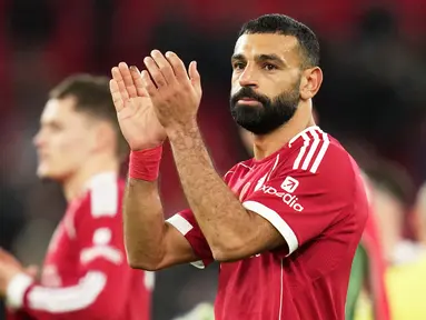 Mohamed Salah berhasil mencatatkan rekor baru sekaligus memperbaiki catatan Liverpool di Liga Inggris saat bersua Aston Villa pada Minggu (02/11/2025) malam WIB. (AP Photo/Jon Super)
