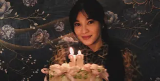 Naysila Mirdad membagikan beberapa foto perayaan ulang tahun ke-38. Ia pun mendapat banyak kejutan dari para sahabat dengan makan bersama dan tiup lilin kue ulang tahun. [@naymirdad]