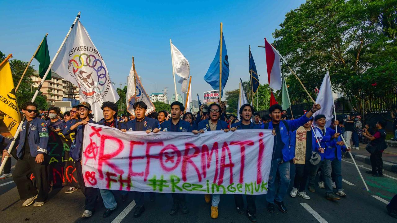 FOTO: Ratusan Mahasiswa Gelar Aksi di DPR Soroti Kebijakan Pemerintah