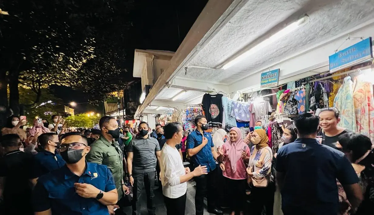 Presiden Joko Widodo berbincang dengan pedagang pakaian warga di kawasan Malioboro, Daerah Istimewa Yogyakarta pada Sabtu malam, 15 Oktober 2022. Tampak masyarakat sangat antusias ketika melihat Presiden berada di kawasan Mailoboro. Bahkan, tidak sedikit masyarakat yang meminta foto bersama dengan Presiden Jokowi. (Foto: Laily Rachev - Biro Pers Sekretariat Presiden)