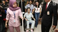 Julia Perez berada diatas kursi roda ditemani Yuni Shara saat jumpa pers di RSCM, Jakarta, Rabu (15/2). Julia Perez atau yang akrab disapa Jupe, meninggal dunia. Meninggalnya Jupe dikonfirmasi oleh sang adik, Nia Anggia. (Liputan6.com/Herman Zakharia)