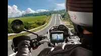 Ilustrasi pengendara motor yang menggunakan GPS saat di jalan (Trackimo)