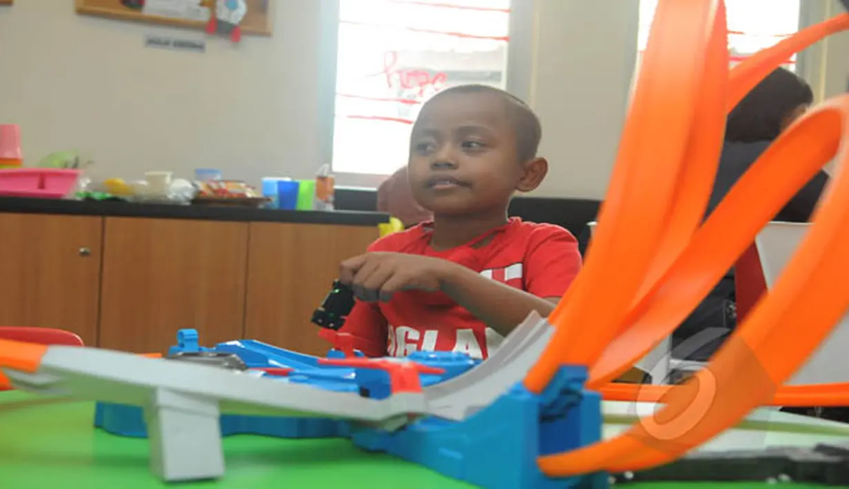 Seorang anak penderita kanker saat bermain di rumah singgah yang disediakan RS Cipto Mangunkusumo (RSCM), Jakarta, Rabu (4/2/2015). (Liputan6.com/Herman Zakharia)