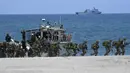 Marinir Filipina turun dari kapal saat mendarat di Pantai San Antonio, Zambales, Manila, Filipina, Rabu (9/5). Latihan militer gabungan antara AS dan Filipina digelar sejak Senin, 7 Mei 2018. (TED ALJIBE/AFP)