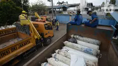 Kendaraan (kanan) antre menunggu untuk melakukan pengisian oksigen (O2) di Kawasan Pulogadung, Jakarta, Kamis (8/7/2021). Gubernur DKI Anies Baswedan membeberkan pemerintah bakal mengalokasikan 100 persen produksi oksigen untuk penanganan medis pasien positif Covid-19. (merdeka.com/Imam Buhori)