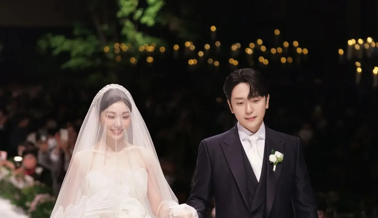 Atlet skating Kim Yuna resmi dipinang  penyanyi asal Korea Selatan Ko Woo Rim pada 22 Oktober 2022. Pernikahan Kim Yuna dan Ko Woo Rim digelar secara tertutup dan intim. [instagram/yunakim]