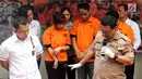Kabid Humas Polda Metro Jaya Kombes Argo Yuwono saat menggelar jumpa Pers terkait penangkapan narkoba artis Cahya Wulan Sari alias Chacha, personel Duo Molek di Direktorat Narkoba Polda Metro Jaya, Jakarta, Senin (14/1). (Liputan6.com/Johan Tallo)