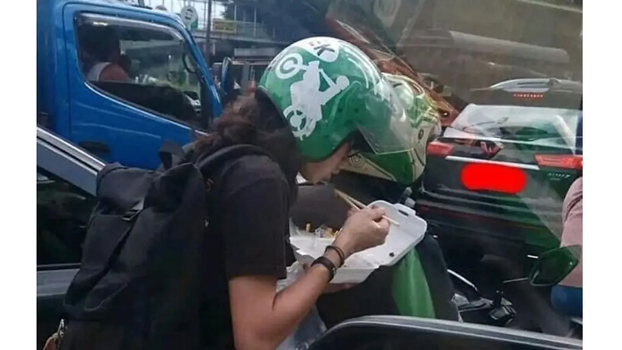 5 Kelakuan Kocak Makan di Jalan Raya Ini Bikin Geleng Kepala