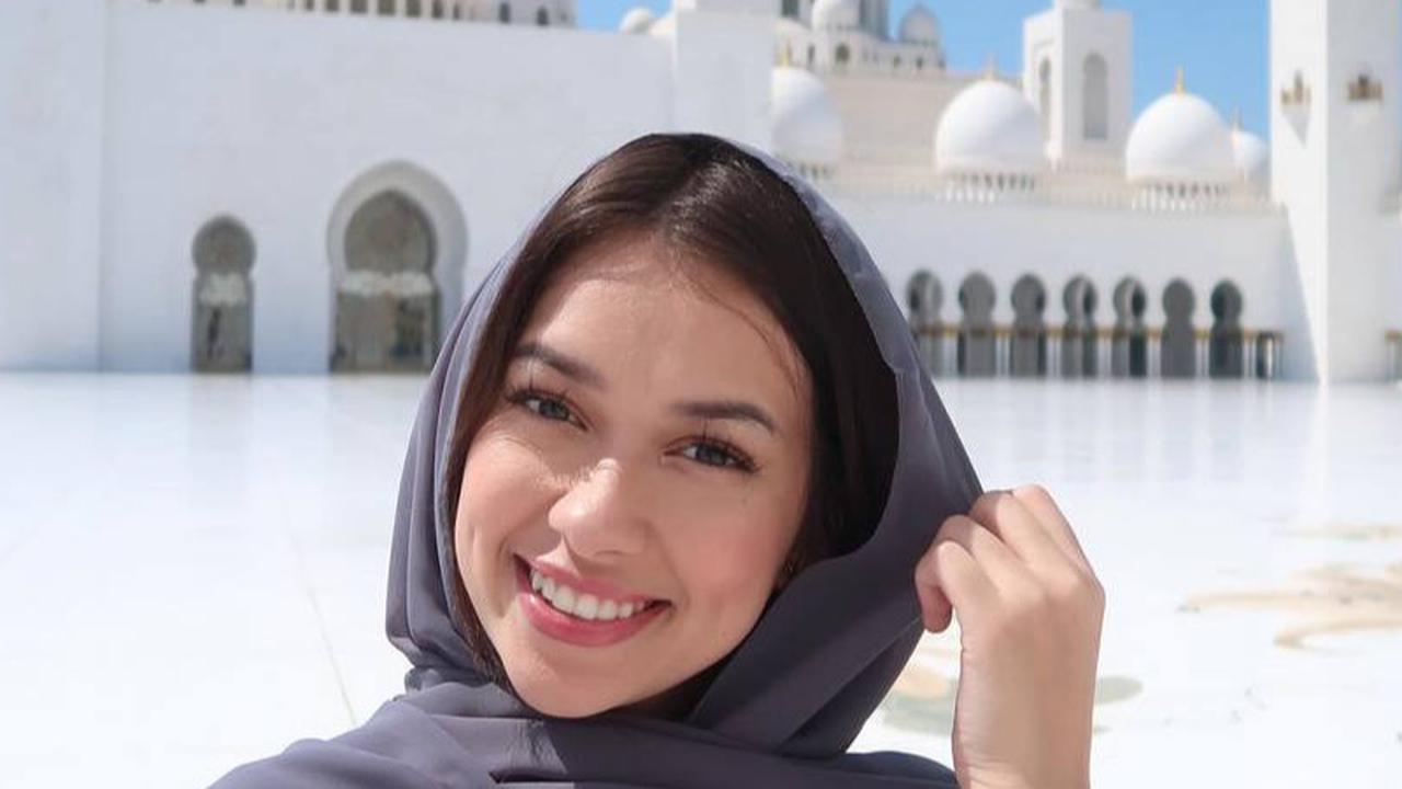 Potret Rebecca Klopper Liburan ke Abu Dhabi, Berkunjung ke Masjid Pakai Kerudung Cantiknya Bikin Hati Meleleh