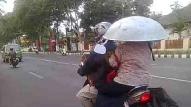 7 Pose Nyeleneh Emak-Emak saat Dibonceng Motor Ini Bikin Ketawa