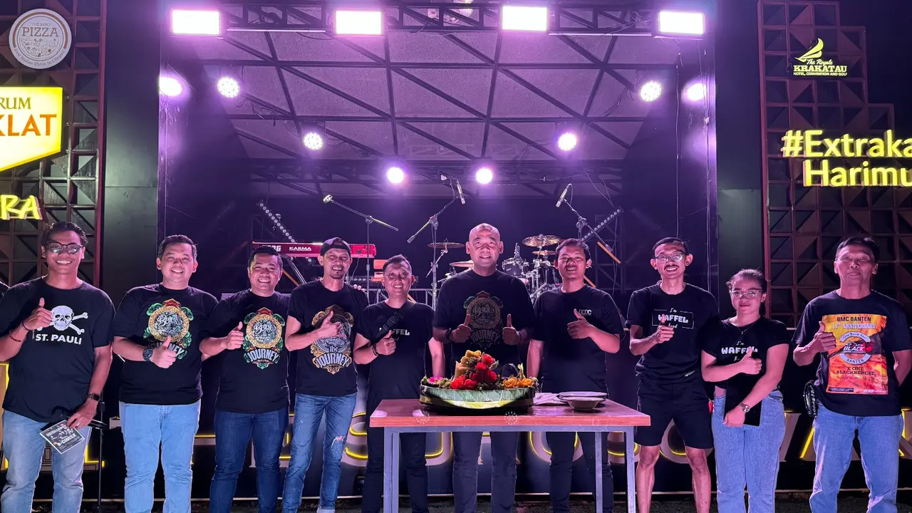 Gelaran musik rock klasik di The Surosowan Restoran.