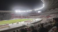 Stadion Utama Gelora Bung Karno yang sangat sepi saat Timnas Indonesia U-20 bertanding melawan Timnas Guatemala U-20, Selasa (21/2/2023) malam WIB. (Bola.com/Hery Kurniawan)