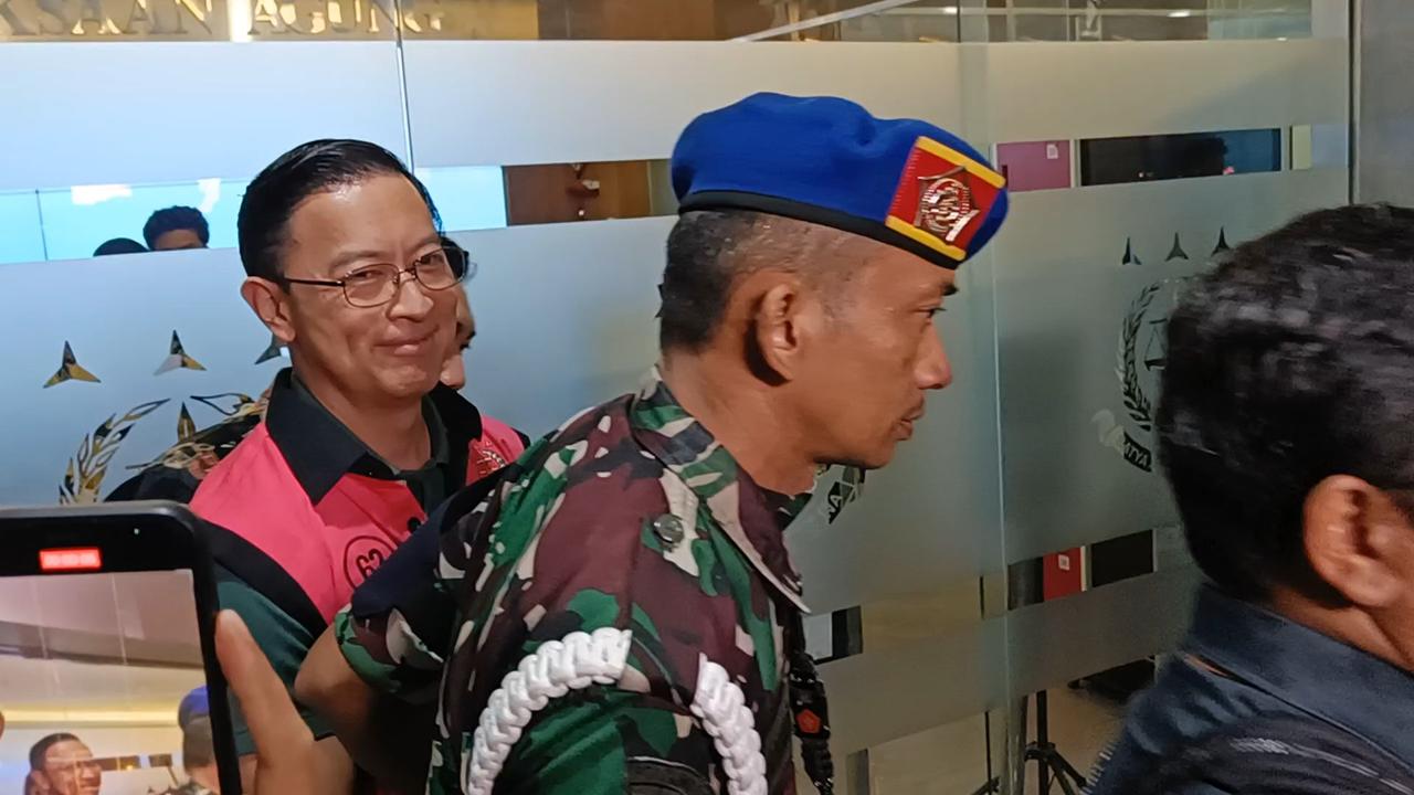 10 Jam Diperiksa Kejagung Sebagai Tersangka Korupsi Impor Gula, Tom Lembong Hanya Tersenyum