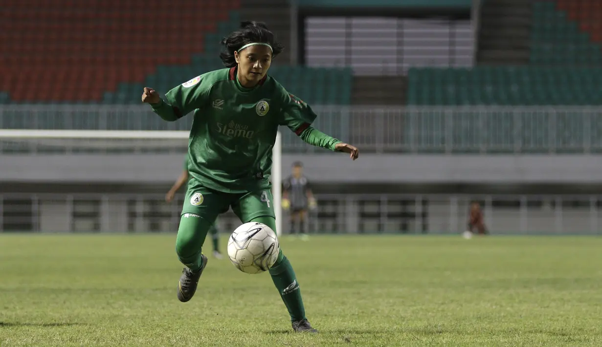 Gelandang PSS Sleman Putri, Mita Alfiana, mengontrol bola saat melawan Persib Bandung Putri pada laga Liga 1 Putri di Stadion Pakansari, Bogor, Sabtu (26/10). Persib Bandung Putri menang 3-0 atas PSS Sleman Putri. (Bola.com/Yoppy Renato)