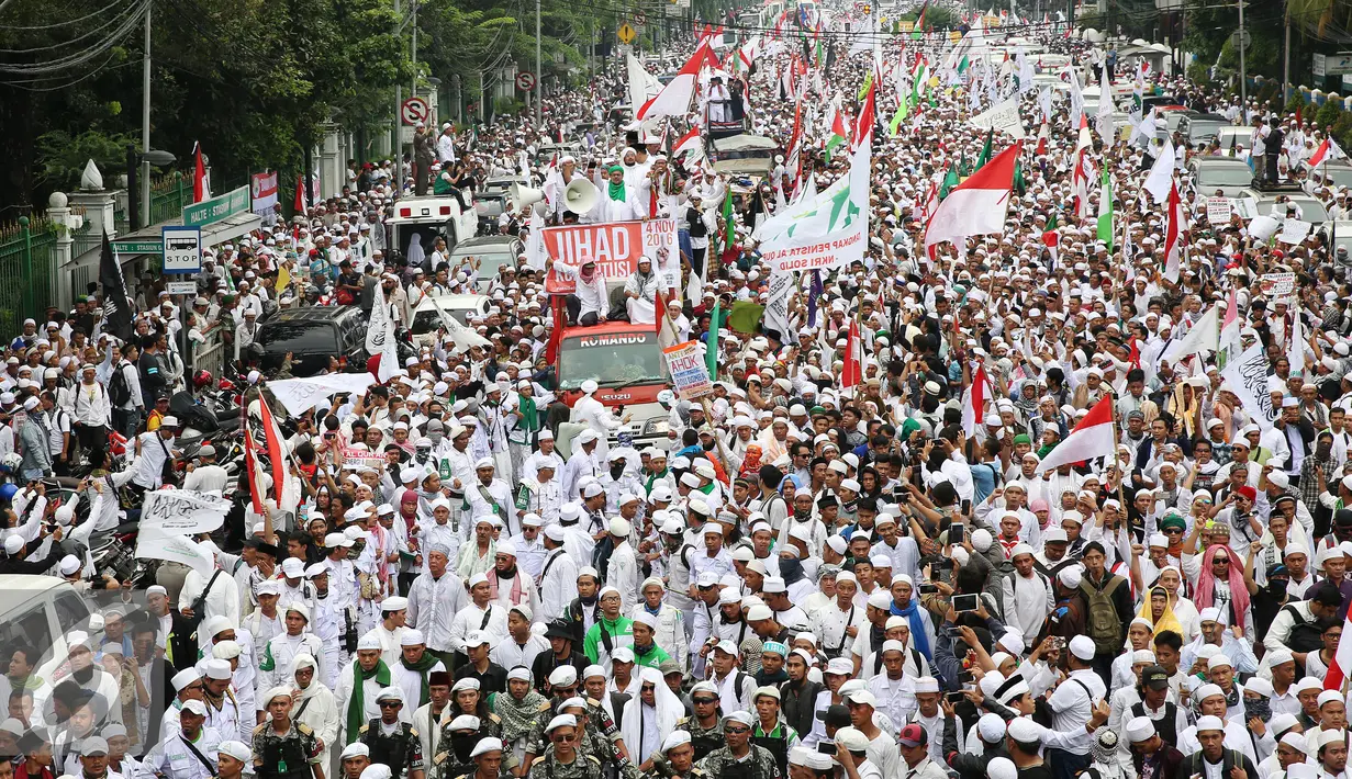 Rombongan Habib Rizieq diantara ribuan massa yang tergabung dalam GNPF MUI melakukan demonstrasi memadati jalan Medan Merdeka Timur, Jakarta, Jumat (4/11). (Liputan6.com/Johan Tallo)