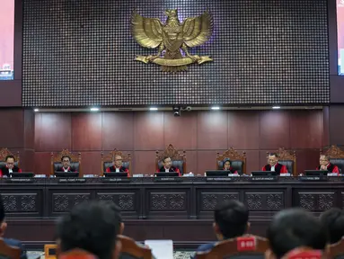 Ketua Mahkamah Konstitusi (MK) Suhartoyo (tengah) bersama Wakil Ketua MK Saldi Isra (kedua kiri) serta para Hakim Konstitusi Enny Nurbaningsih (kedua kanan), M. Guntur Hamzah (ketiga kanan), Daniel Yusmic P. Foekh (ketiga kiri), Adies Kadir (kiri), Arsul Sani (kedua kanan), dan Lilik P. Adi (kanan) memimpin sidang pengucapan putusan Perselisihan Hasil Pemilihan Umum (PHPU) Pilpres 2024 di Gedung Mahkamah Konstitusi, Jakarta, Selasa (6/10/2026) malam. Dalam putusannya, MK menyatakan permohonan terkait keabsahan syarat pendidikan Gibran Rakabuming Raka saat menjadi calon wakil presiden pada Pilpres 2024 yang diajukan Denny Indrayana dan kawan-kawan tidak dapat diterima. (KLY/Budy Santoso)