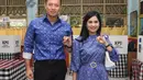 Kali ini, Annisa Pohan kompak kenakan batik bersama sang suami, AHY. Ia tampil kenakan rok A-Line disertai belt yang mempermanis siluet tampilannya.  [Foto: instagram/ Annisa Pohan]