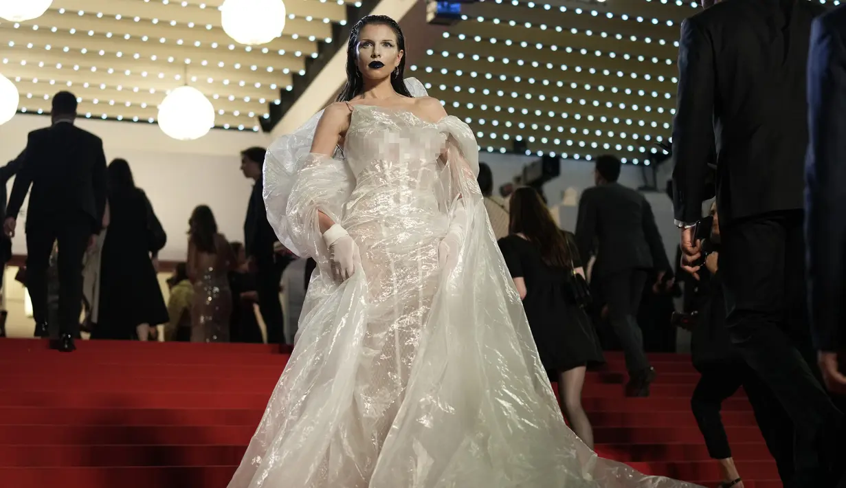 Julia menarik perhatian dengan bedak tabur putih yang melengkapi pakaian monokromnya dan bibirnya yang berwarna biru. (Photo by Scott Garfitt/Invision/AP)