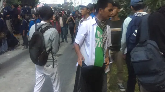 Pelajar Bersihkan Sampah Usai Demo