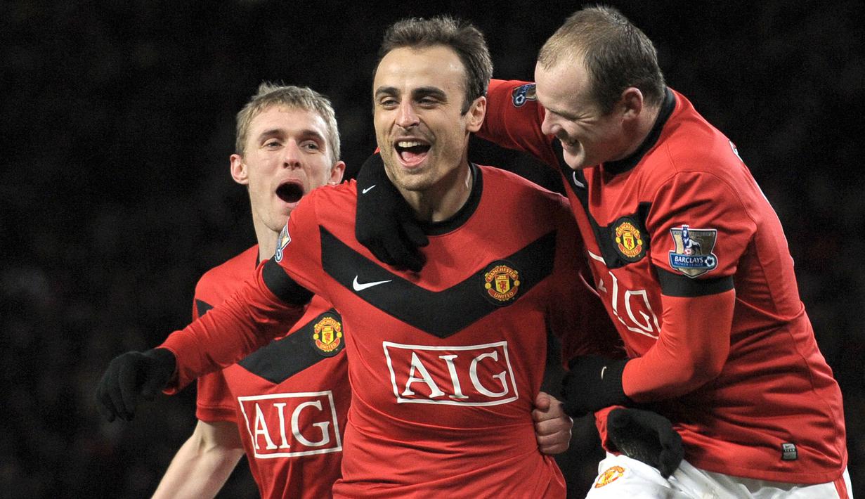 Manchester United sukses meminang Dimitar Berbatov pada hari terakhir bursa transfer 2008, mengalahkan sang rival sekota, Manchester City. Di Old Trafford, Berbatov mampu tampil apik dengan memenangkan Piala Dunia Antarklub FIFA, Liga Inggris, dan Piala EFL. (AFP/Andrew Yates)