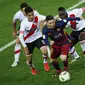 Lionel Messi dikeroyok pemain River Plate (Reuters/Liputan6.com)