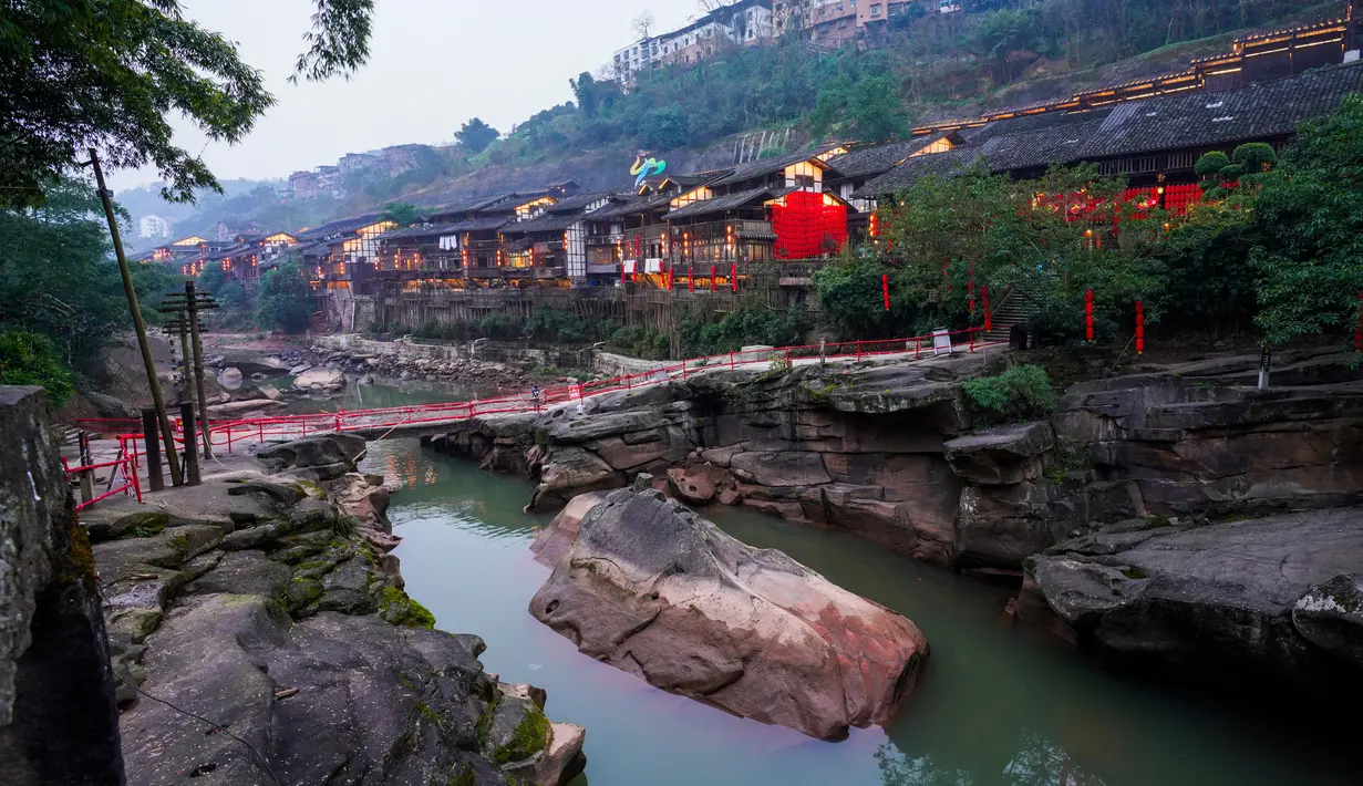 Kota Kuno Zhongshan berhias lampion jelang perayaan Tahun Baru Imlek di Distrik Jiangjin, Chongqing, China, Jumat (17/1/2020).  (Xinhua/Liu Chan)