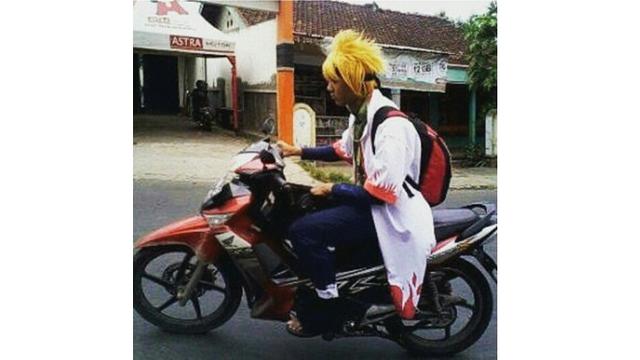 6 Potret Cosplay di Tempat Umum Ini Bikin Tepuk Jidat