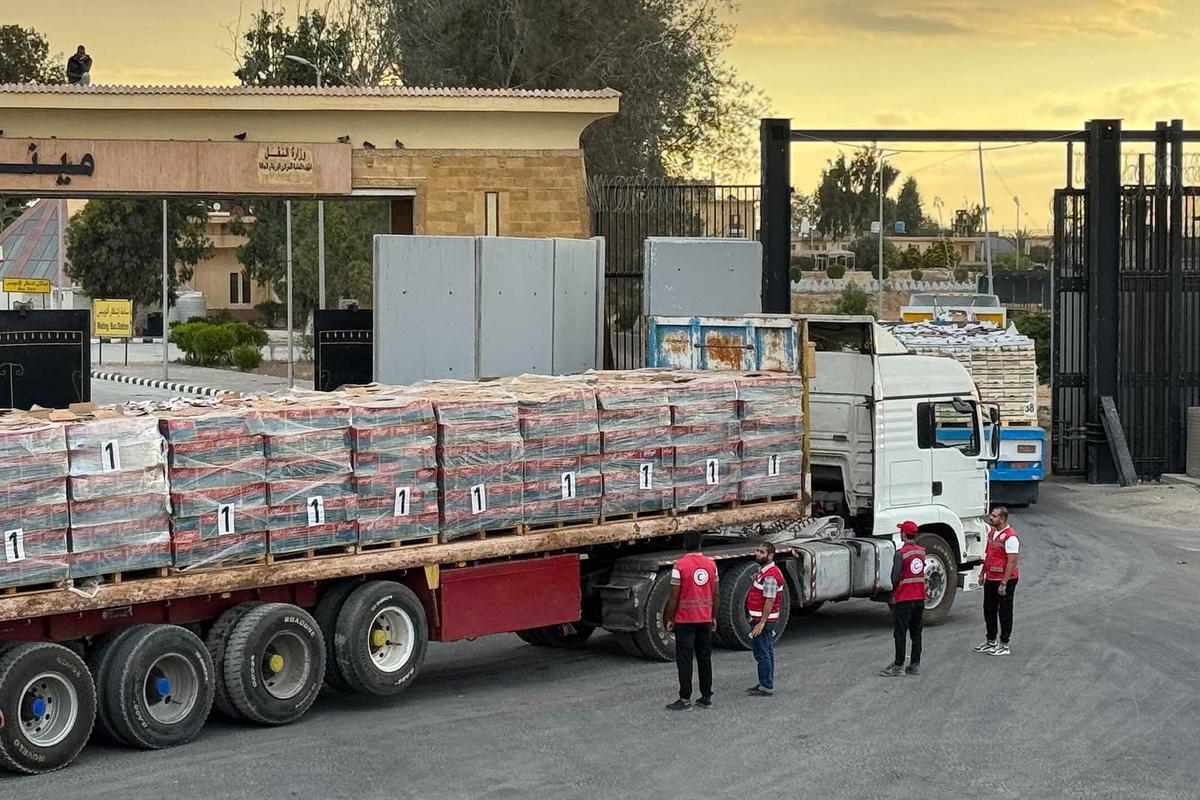 FOTO: Truk-Truk Bantuan Kemanusiaan  Mengular di Rafah, Harapan Gencatan Senjata Segera Terwujud