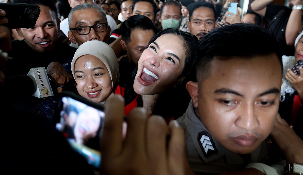 Terdakwa kasus pemerasan dan Tindak Pidana Pencucian Uang (TPPU), Nikita Mirzani usai mengikuti sidang pembacaan putusan di Pengadilan Negeri Jakarta Selatan, Selasa (28/10/2025). (Kapanlagi.com/Budy Santoso)