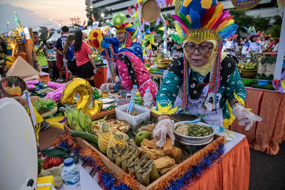 FOTO: Warna Warni Rujak Phoria Meriahkan HUT Ke-733 Surabaya