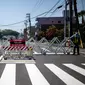 Seorang petugas polisi berjaga jelang Konferensi Tingkat Tinggi (KTT) G7 di pos pemeriksaan luar stasiun trem di Distrik Minami, Kota Hiroshima, Jepang, Rabu (17/5/2023). Jepang menjadi tuan rumah KTT G7 pada tanggal 19 hingga 21 Mei 2023. (Philip FONG/AFP)