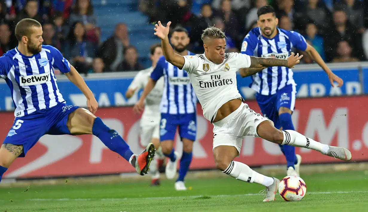 Striker Real Madrid, Mariano Diaz menendang bola dari kawalan pemain Deportivo Alaves Guillermo Maripan saat bertanding pada lanjutan La Liga Spanyol di stadion Mendizorroza, Vitoria (6/10). Madrid takluk 1-0 Deportivo Alaves. (AP Photo/Alvaro Barrientos)