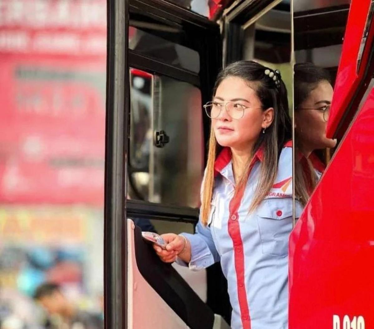 "Tapi semenjak ibu sudah meninggal aku berhenti kerja karena ibu sendiri sudah pesan begini ‘sudahlah nak pekerjaan seperti itu berhenti saja anakmu rawat sendiri, kerjalah yang baik-baik saja," kata Liena menirukan nasehat ibunya.<br>