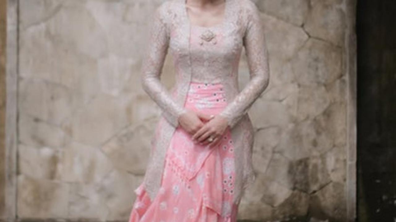 Kecantikan Tak Henti Dipuji, Potret Detail Penampilan Luna Maya di Acara Sungkeman - Aura Pengantin Terpancar