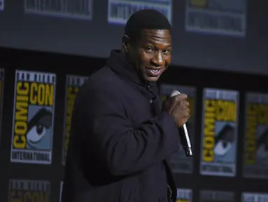 Jonathan Majors menghadiri Comic-Con International di San Diego, Sabtu (23/7/2022). (Foto oleh: Richard Shotwell/Invision/AP)