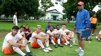 Pemain Perseru rehat pada sela-sela pemusatan latihan di Malang. (Bola.com/Gatot Susetyo)