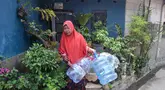 Warga terdampak kekeringan mendapatkan bantuan air bersih yang disalurkan PMI di Rawa Geni, Cipayung, Kota Depok, Rabu, 2 September 2026. (KLY/ Arie Basuki).